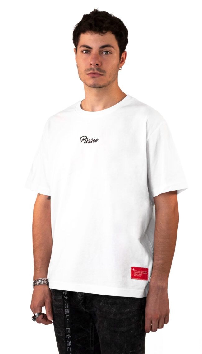 Fronte della maglia Company Logo bianca indossata da un uomo